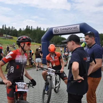 Sportowy weekend na Górze Kamieńsk. Kilkuset zawodników na starcie MTB