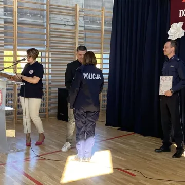 Foto budka, pokazy, poznawanie szkoły. Dzień  Otwarty w ZSP w Kamieńsku