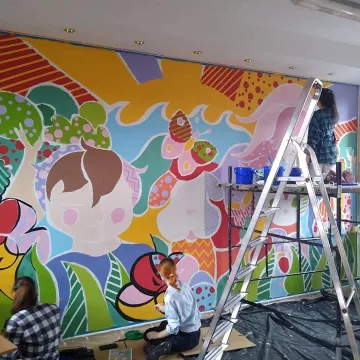 Licealistki z częstochowskiego plastyka namalowały mural w PSP nr 7 w Radomsku