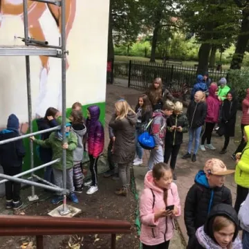 Malowanie muralu w bibliotece rozpoczęte