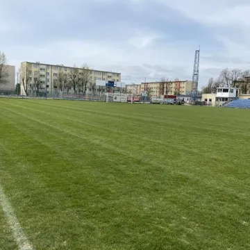 Na boiskach w Radomsku trwa pielęgnacja murawy