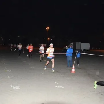 Nocne bieganie po placu targowym 