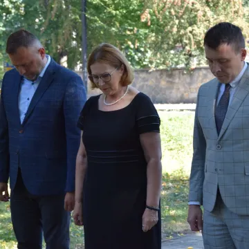 Kwiaty i zaduma w 86. rocznicę wybuchu wojny