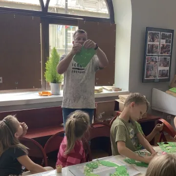 Emocje i wiosna na warsztatach kartonowych w Muzeum Regionalnym w Radomsku