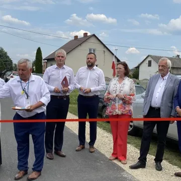 W Sudzinku otwarto nową drogę. Wstęgę przecinał m.in. wicemarszałek Sejmu RP