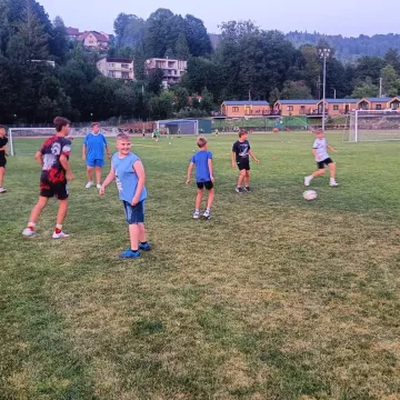 Młodzi tenisiści stołowi UMLKS Radomsko szlifują formę w Wiśle