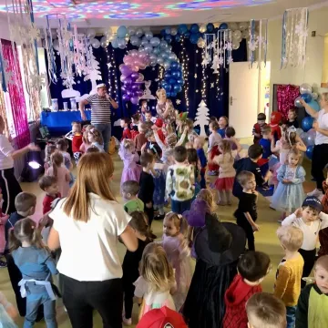 „Zimowa Kraina”. Bal karnawałowy w przedszkolu nr 9 w Radomsku