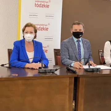 I LO w Radomsku doczeka się nowoczesnego boiska. Wicemarszałek podpisał umowę