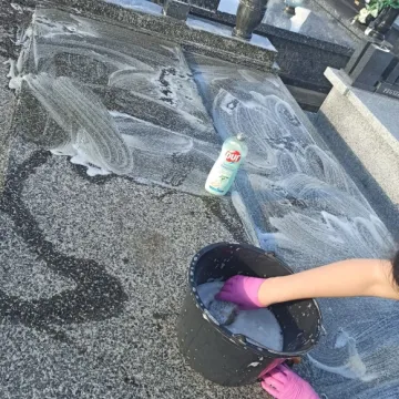 Pomóż seniorowi posprzątać groby