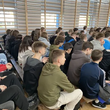 Foto budka, pokazy, poznawanie szkoły. Dzień  Otwarty w ZSP w Kamieńsku