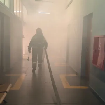 Ewakuacja ZSP 1 w Radomsku. Był pożar, strzały i osoby ranne