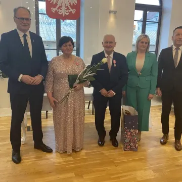 Sześć par uhonorowanych medalami za długoletnie pożycie małżeńskie