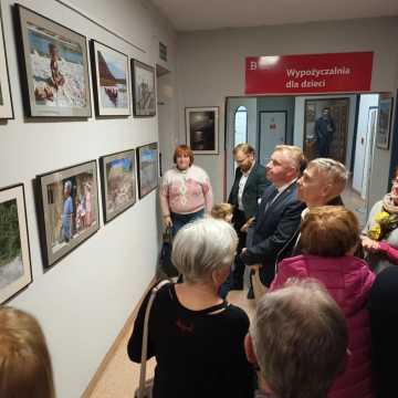 „Filipiny, to słońce i uśmiechnięte dzieci”. Nowa wystawa fotografii Czesława Polcyna w MBP w Radomsku