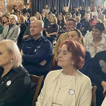 [WIDEO] Zespół Szkół Ekonomicznych w Radomsku świętuje 100-lecie istnienia. Były wspomnienia, życzenia i chwile wzruszeń