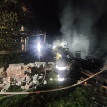 Pożar stodoły przetoczył się przez wiejskie gospodarstwo w Kolonii Myśliwczów