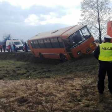 Szkolny autobus znalazł się w rowie 