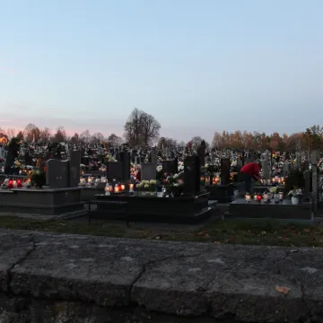 Kamieńsk: Ruch na cmentarzu w przeddzień Wszystkich Świętych