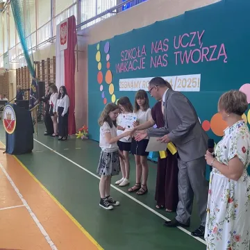 Zasłużone wakacje. Uczniowie „Jedynki” uroczyście zakończyli rok szkolny