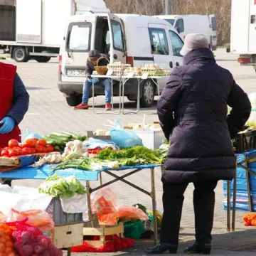Miejskie targowisko otwarte. Policja pilnuje bezpieczeństwa sanitarnego