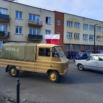 Zlot i parada zabytkowych samochodów w Święto Niepodległości w Radomsku