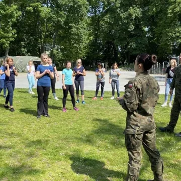 Żołnierze uczą w Radomsku kobiety podstaw samoobrony