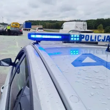 Mercedes roztrzaskany po zderzeniu z ciężarówką na A1