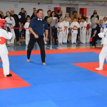 Karatecy na tatami na turnieju w Radomsku