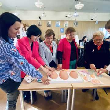 Różowy Październik w ZSE-E w Radomsku: Spotkanie poświęcone profilaktyce raka piersi