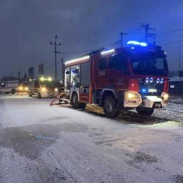 [WIDEO] Pożar w Bloku Dobryszyce. Strażacy walczyli z ogniem w zakładzie stolarskim