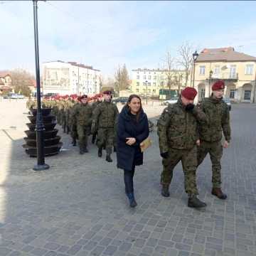 Wojskowi na historycznym spacerze po Przedborzu