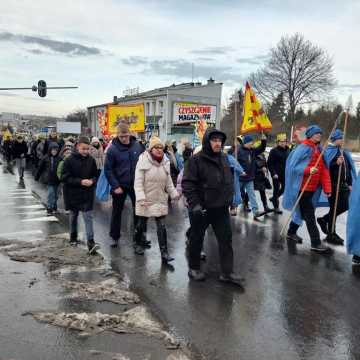 [WIDEO] Orszak Trzech Króli 2025 w Radomsku. „Kłaniajcie się królowie!”