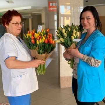 Kwiaty dla pracowników radomszczańskiego szpitala