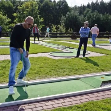 Zagrali w mini golfa
