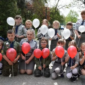 Dzień Flagi z harcerzami