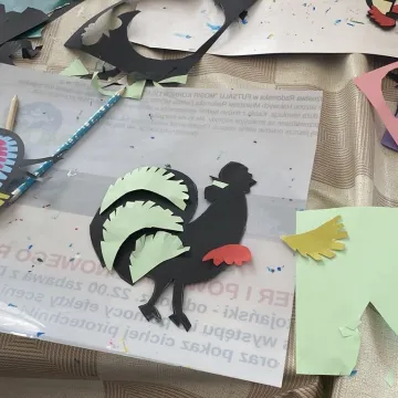 Ozdabiać każdy może. Dzieci tworzyły opoczyńskie koguciki