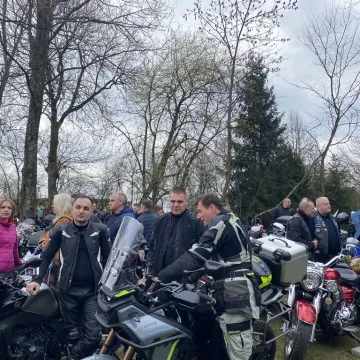 Tłumy motocyklistów i mieszkańców w Strzałkowie. Kolejna Moto Święconka za nami