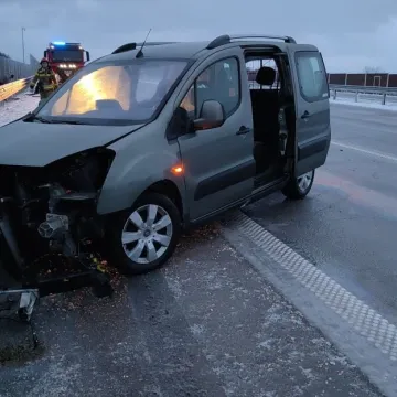 Na A1 dwie poranne kolizje. Samochody wpadły na bariery