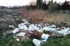 Śmieci straszą przy drodze na Suchą Wieś. Kto je posprząta?