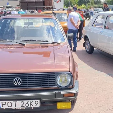 Klasyki zaparkowały w Radomsku. Trwa Auto-Moto Weteran 5