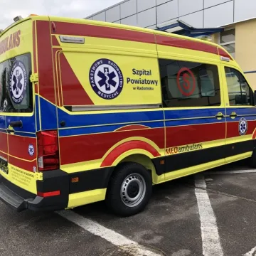 Prezent na Mikołajki. Nowa, zółta karetka dla szpitala w Radomsku