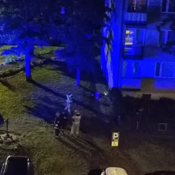 Starsza kobieta na balkonie. Interweniowały służby