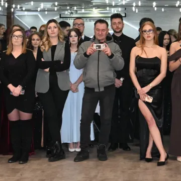 Polonez i odliczanie do matury. Studniówka ZSE w Radomsku