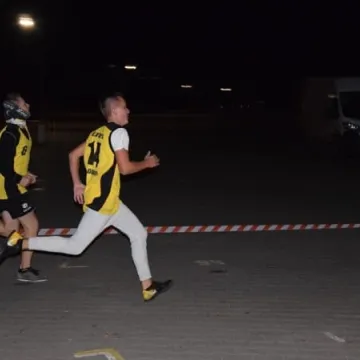 Nocne bieganie po placu targowym 