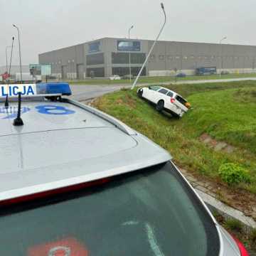 [WIDEO] Kierowca uderzył w latarnię i uciekł z miejsca zdarzenia w Radomsku