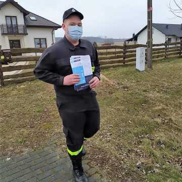 Strażacy z powiatu radomszczańskiego roznoszą ulotki na temat szczepień