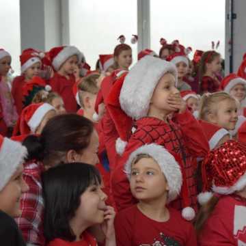 Mikołajowy dzień pełen zabawy i integracji w Publicznej Szkole Podstawowej nr 3 w Radomsku