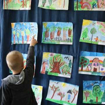 „Wiosenne malowanie” przedszkolaków. Tym razem w bibliotece w Radomsku