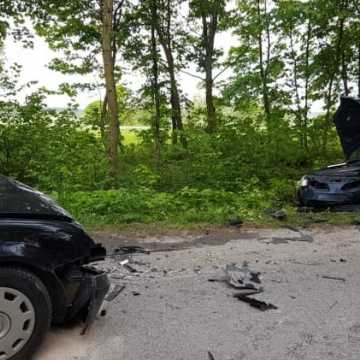 Czołowe zderzenie aut w Rędzinach