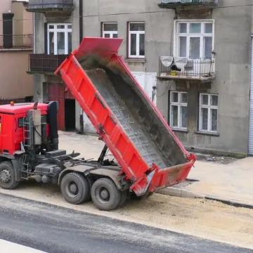 Na ul. Piłsudskiego w Radomsku leją już asfalt