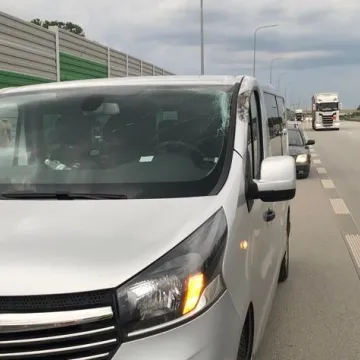 Awaria toyoty na A1. Urwane koło uderzyło w dwa inne pojazdy